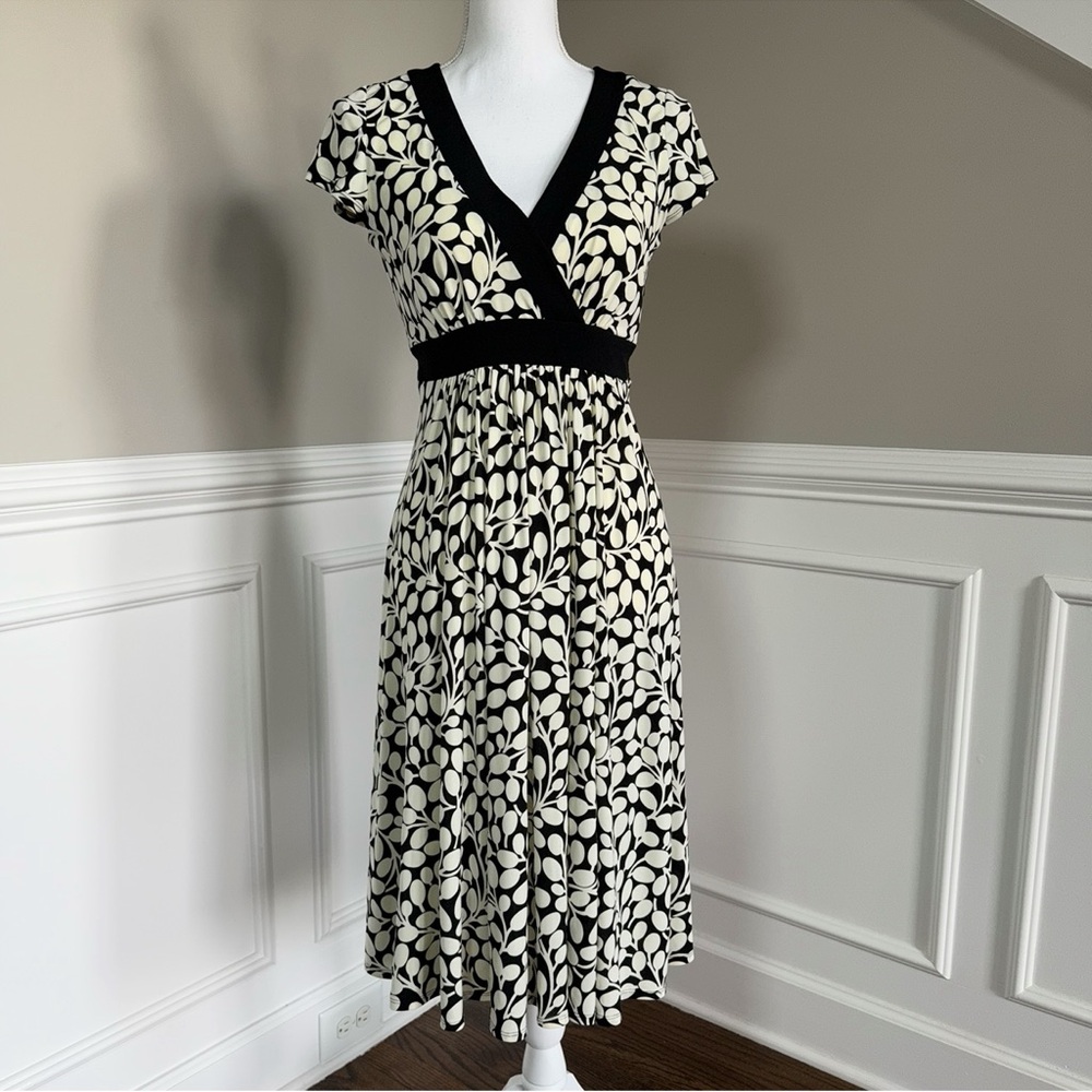 Maggy London Black And Cream Leaf Print MIDI Dress Size 8